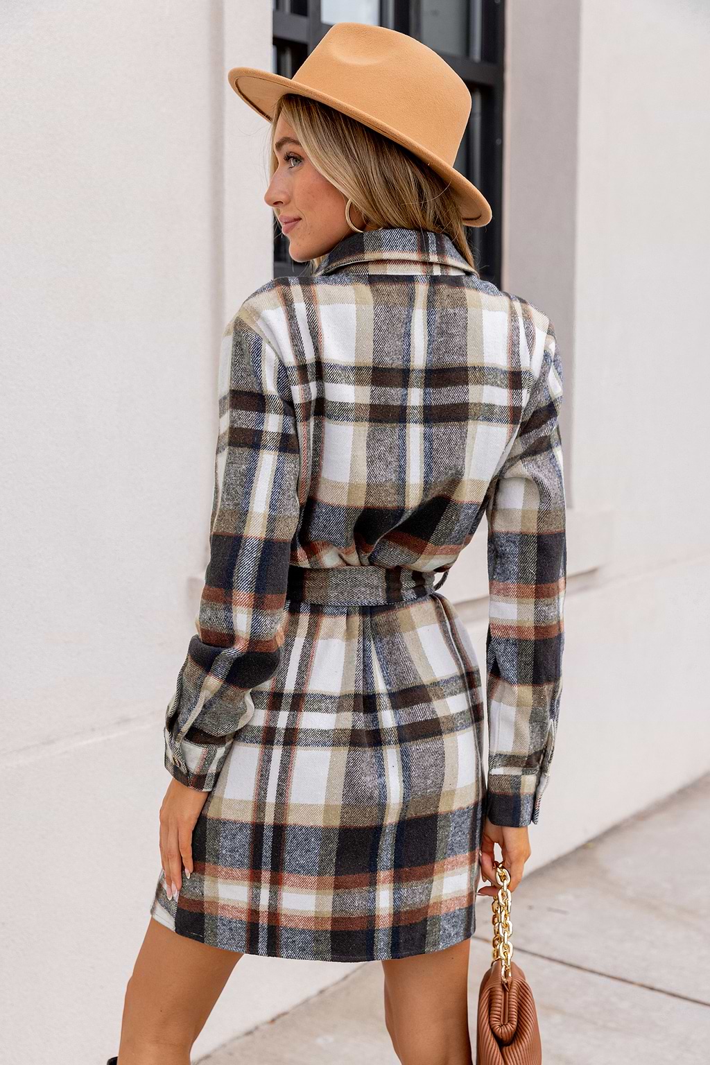 Vestido camisero corto con botones delanteros y manga larga con cuello a cuadros