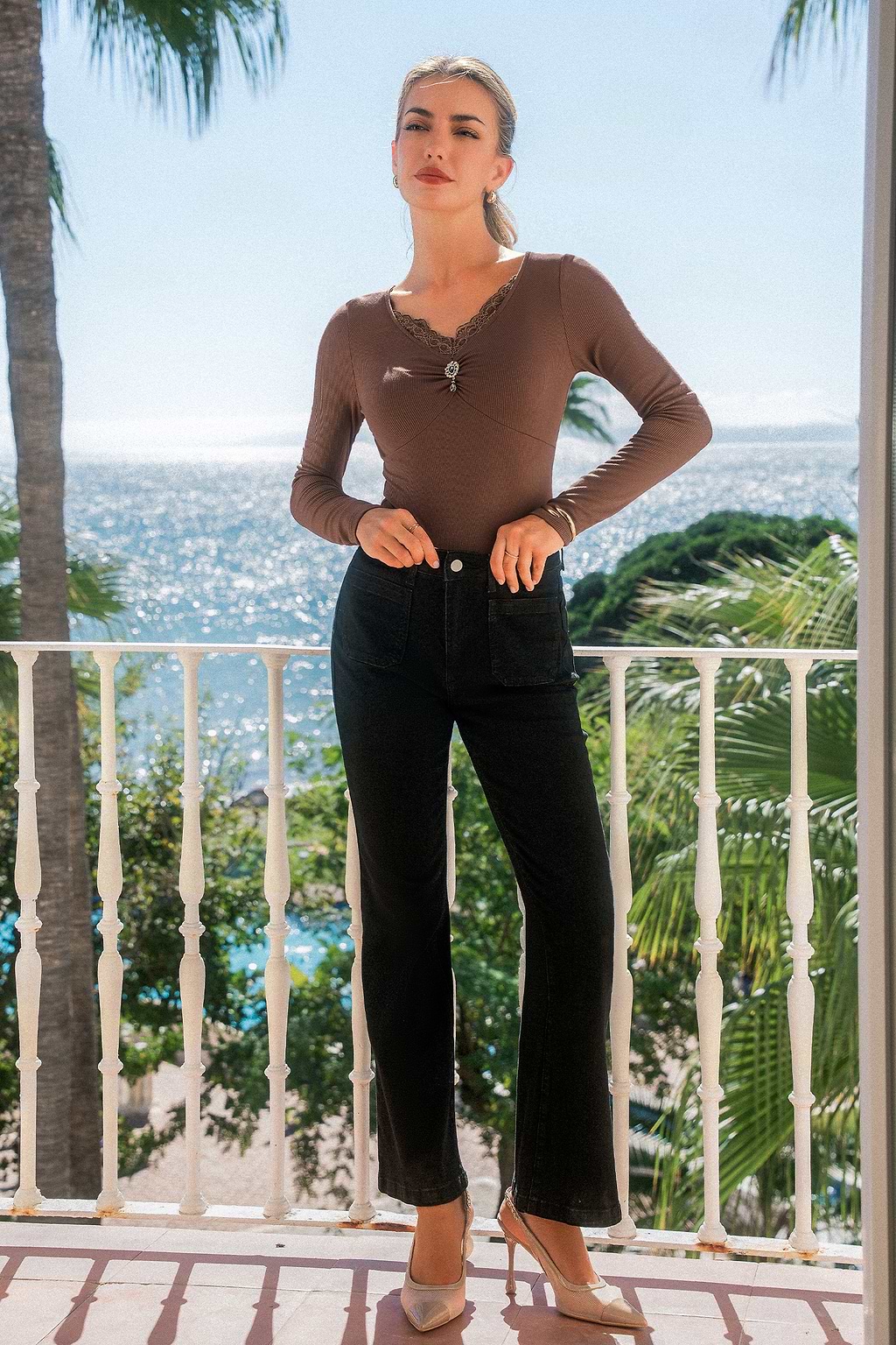 Braunes Langarmshirt mit Spitzenbesatz