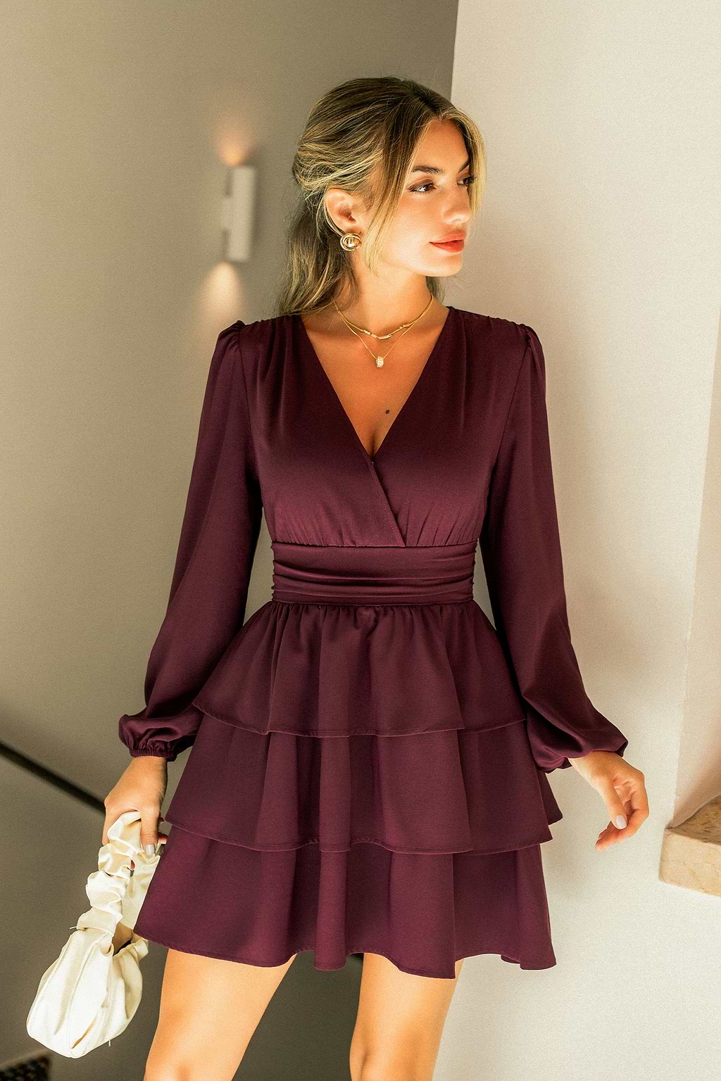 Robe courte violette à col surplis et manches longues