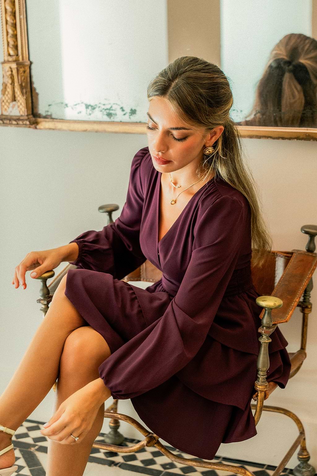Robe courte violette à col surplis et manches longues