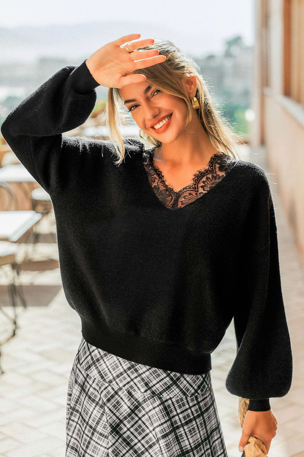 Czarny sweter „Hand With Care”