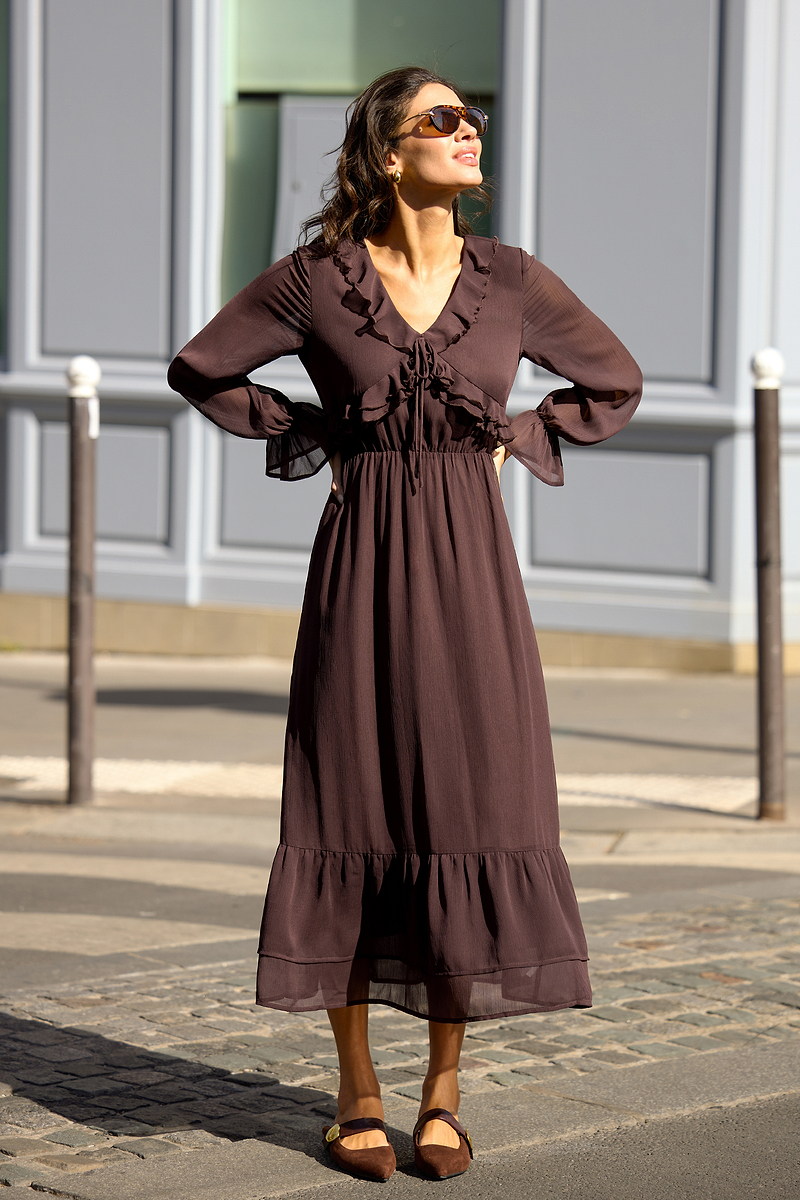 Braunes Langarm Maxikleid mit V-Ausschnitt und Rüschenbesatz