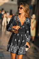 Robe courte fleurie à col plongeant taille smockée