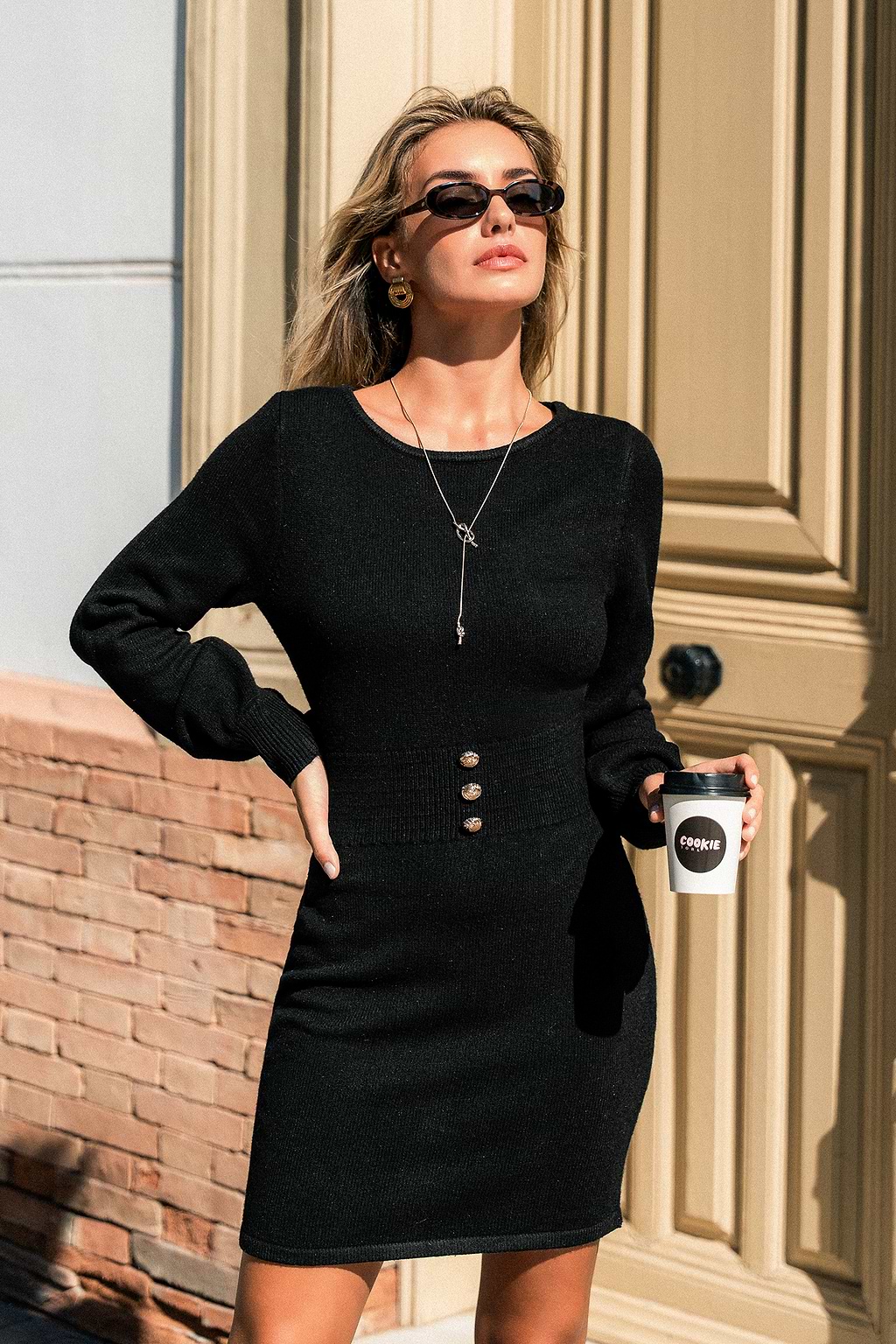 Robe pull courte noire à col rond et manches longues