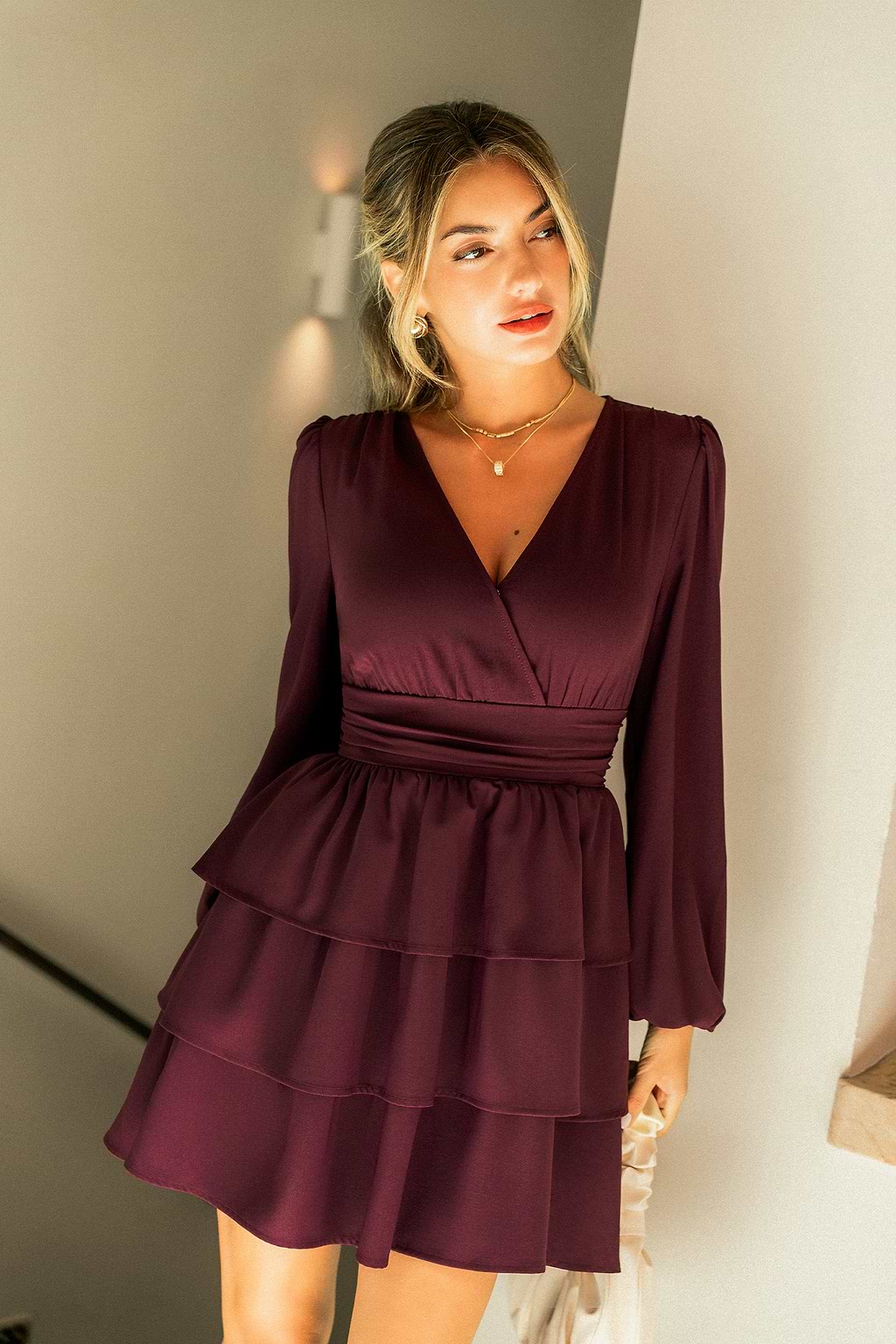 Robe courte violette à col surplis et manches longues