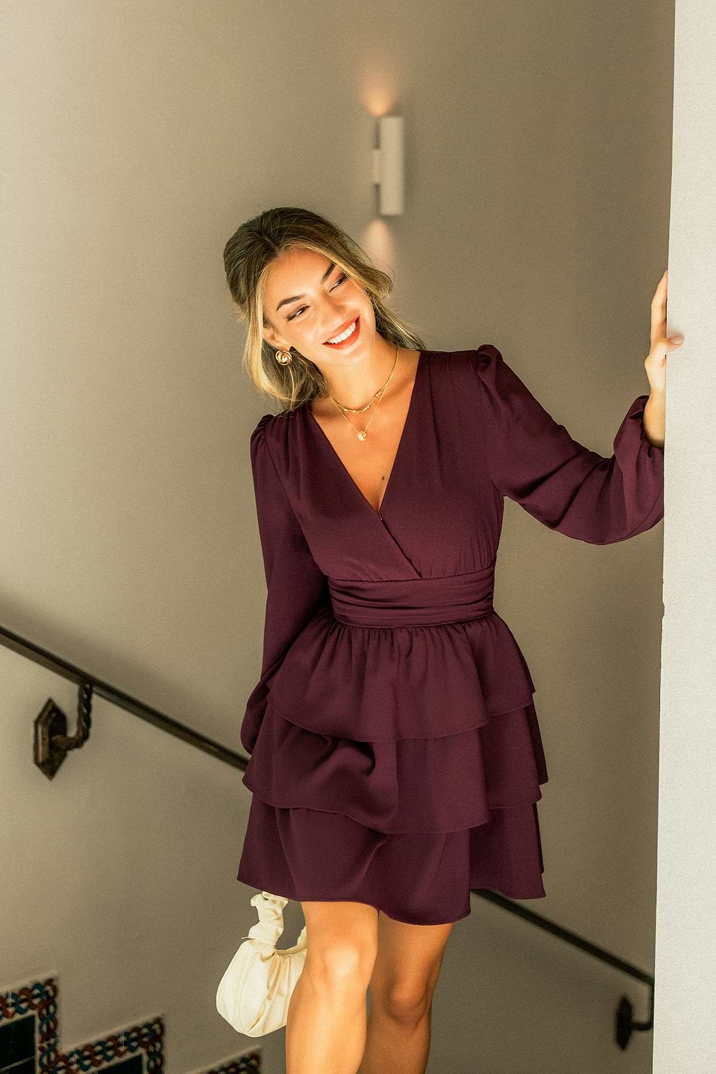 Robe courte violette à col surplis et manches longues