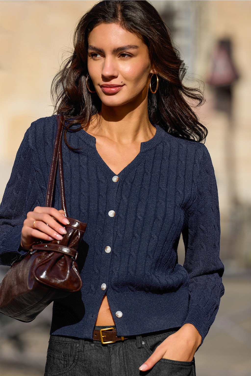 Cardigan bleu en tricot à col cranté et manches longues