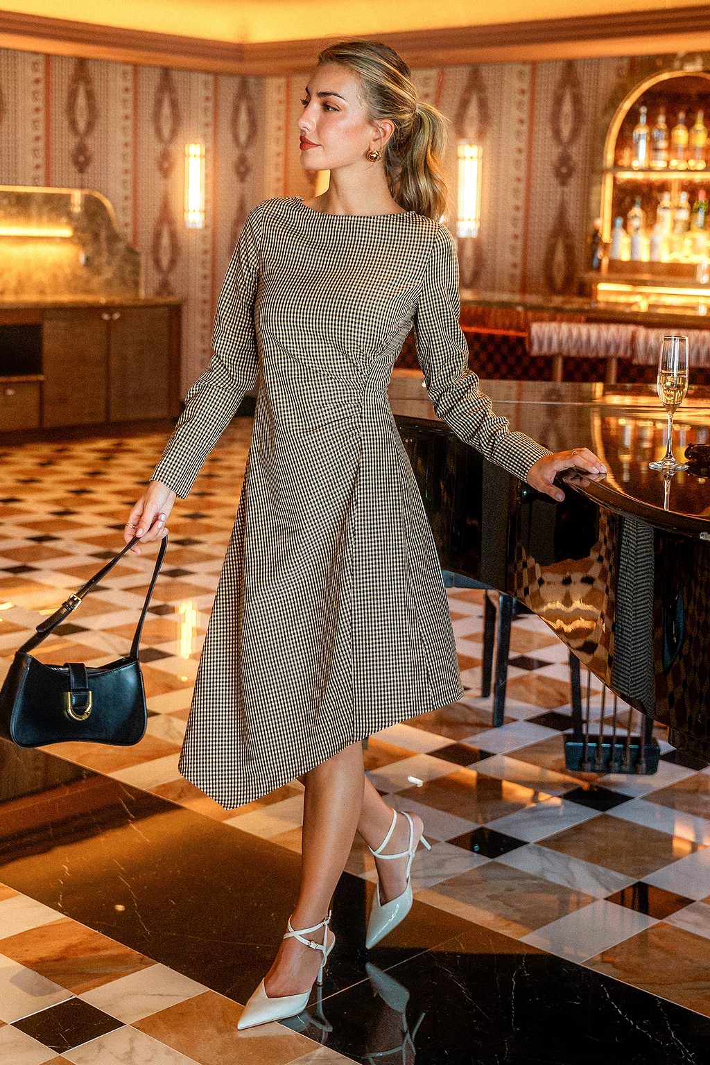 Vestido midi a cuadros que te hará lucir perfecta.