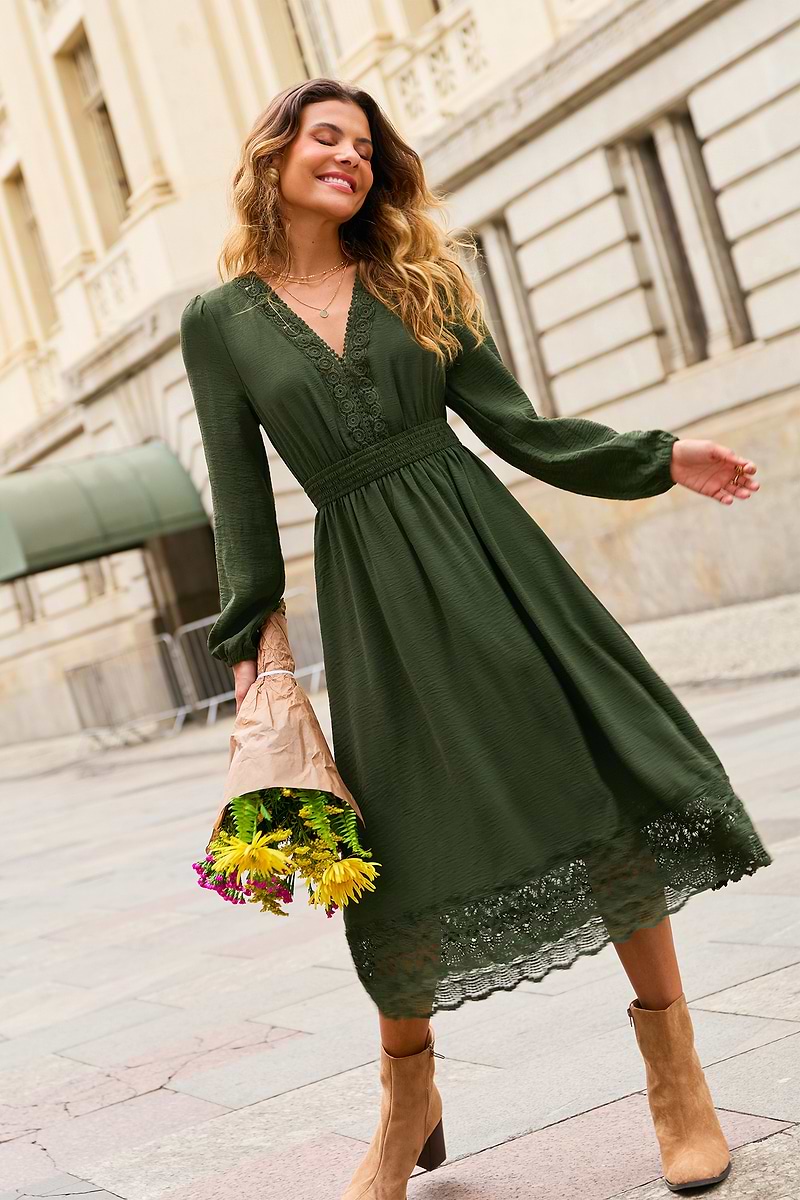 Robe longue verte à col V et manches longues