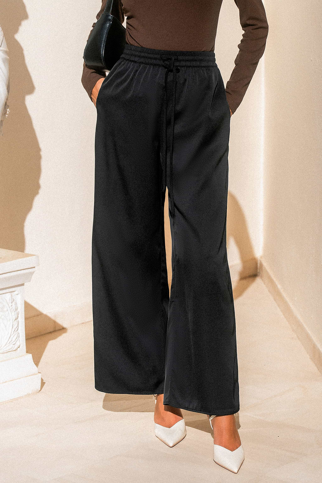 Pantalon noir tissé à taille élastiquée et jambe large