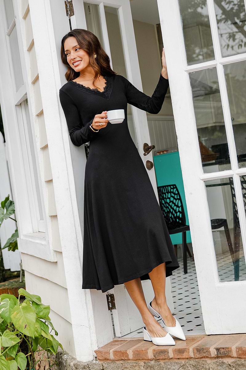 Schwarzes Langarm-Midi-Strickkleid mit V-Ausschnitt