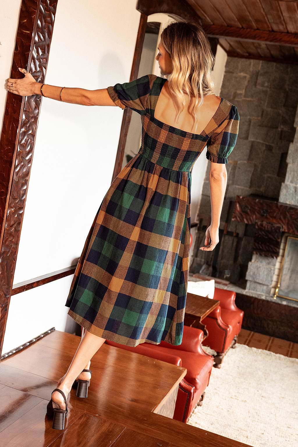 Robe midi à carreaux à col V et manches mi-longues