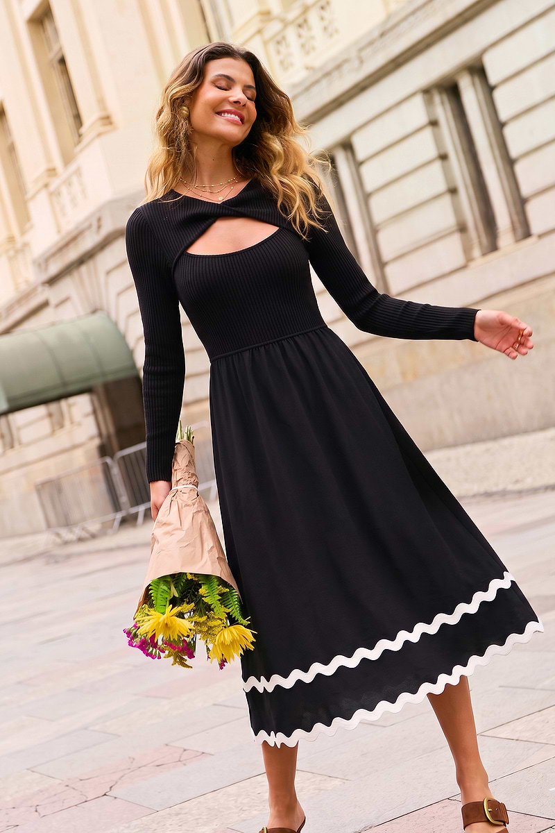 Schwarzes Midikleid mit Kontrastdetails und Cut-out