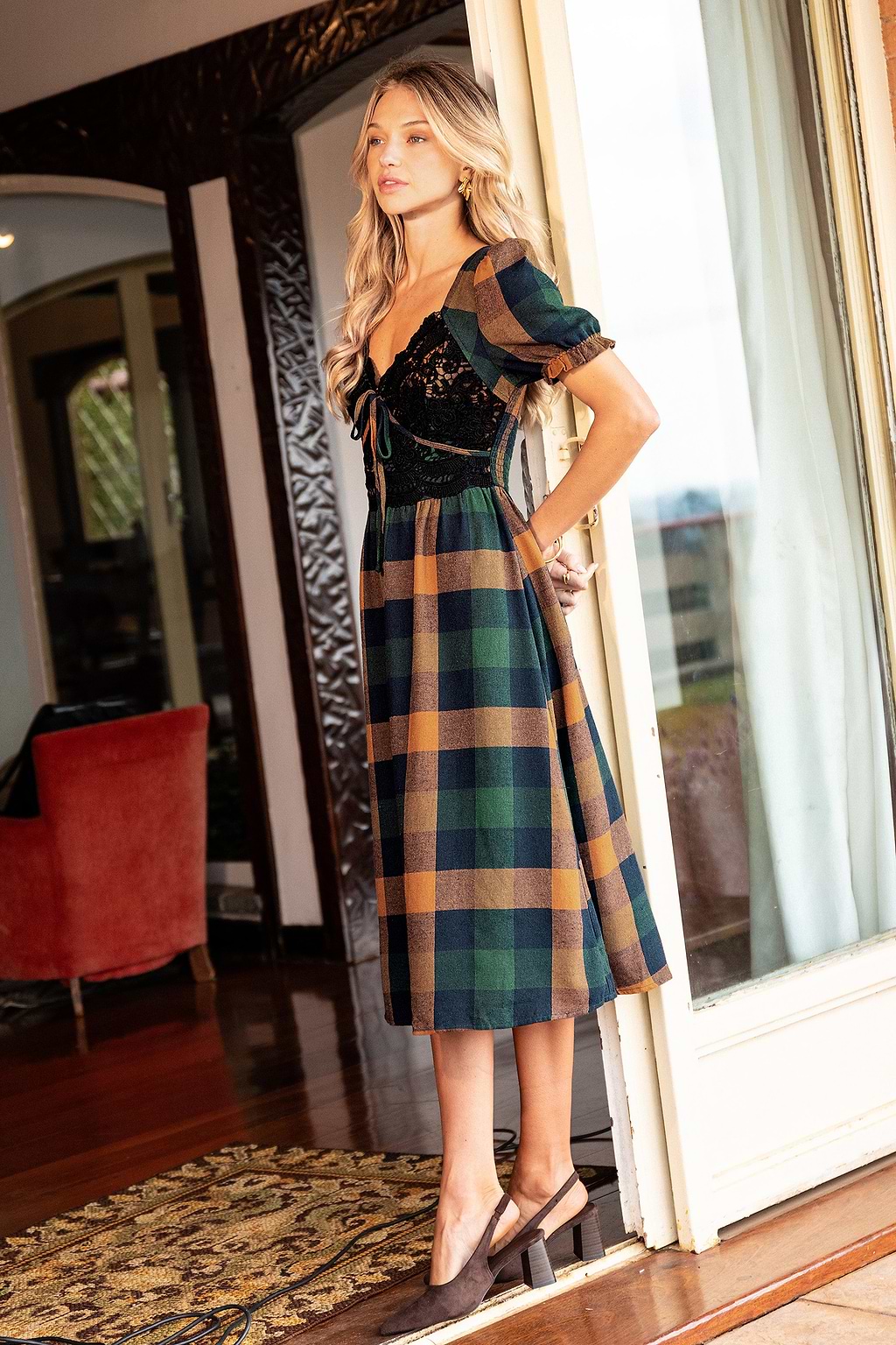 Robe midi à carreaux à col V et manches mi-longues