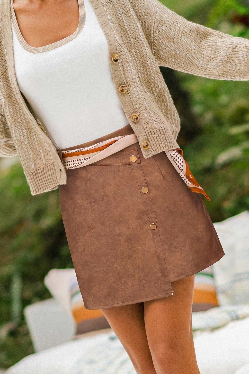 Jupe courte marro à taille asymétrique et détail bouton