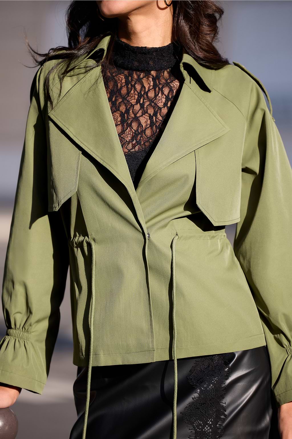 Trench vert à col chemise et cordon