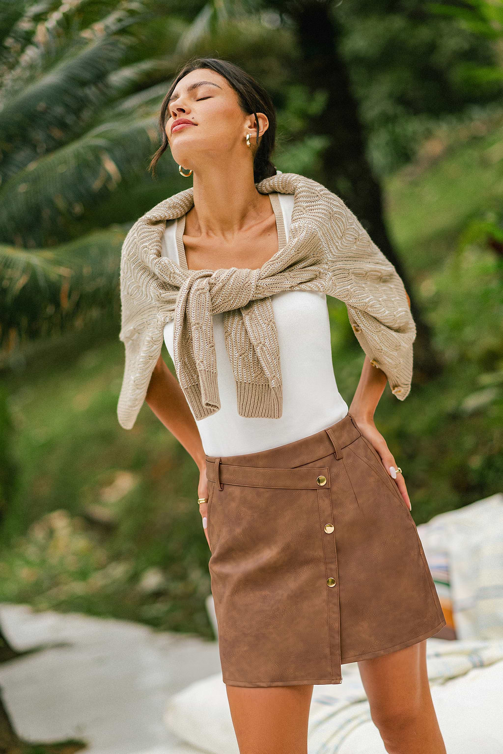 Jupe courte marro à taille asymétrique et détail bouton