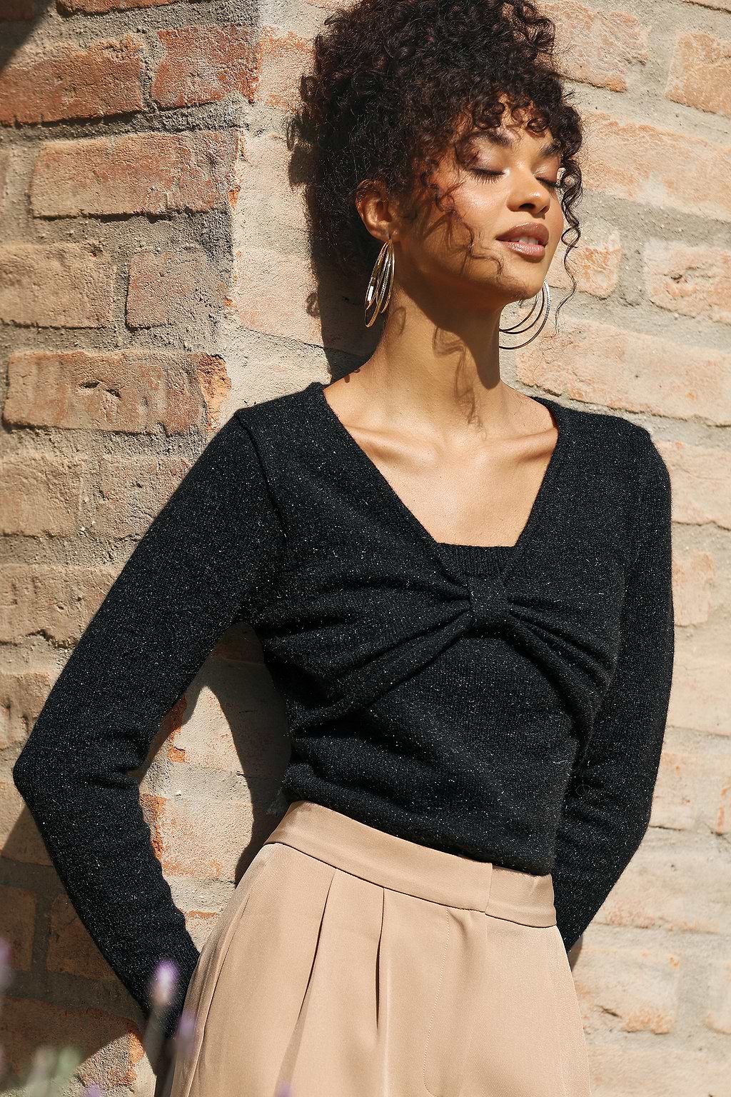 Pull noir en tricot à col V et effet superposé