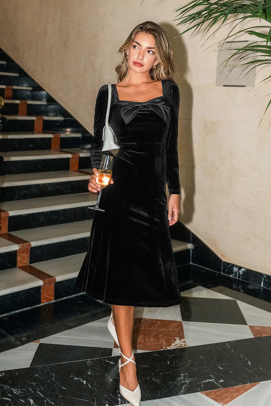 Robe midi noire tissée à col carré et manches longues