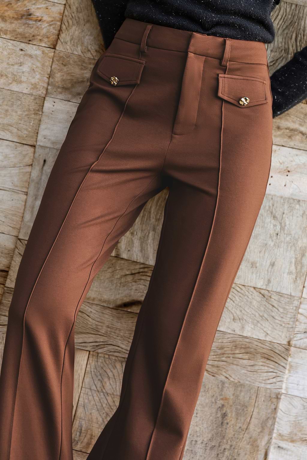 Pantalon orange en tricot à plis nervurés et jambe droite