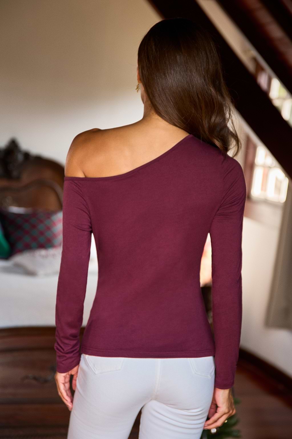 Rotes schulterfreies elegantes Langarm-Strick-Top