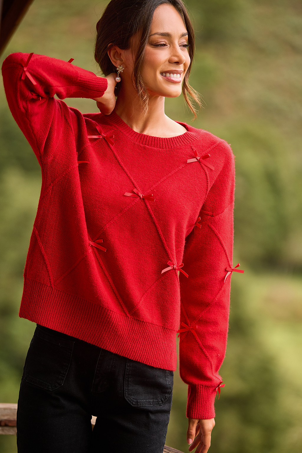 Pull rouge en tricot à col rond avec détails nœuds