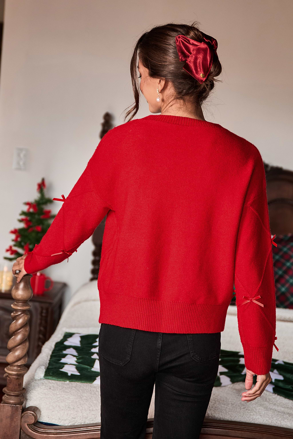 Pull rouge en tricot à col rond avec détails nœuds