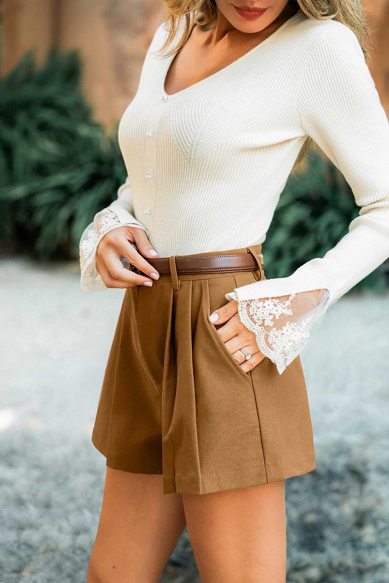 Orangefarbene Shorts mit Falten