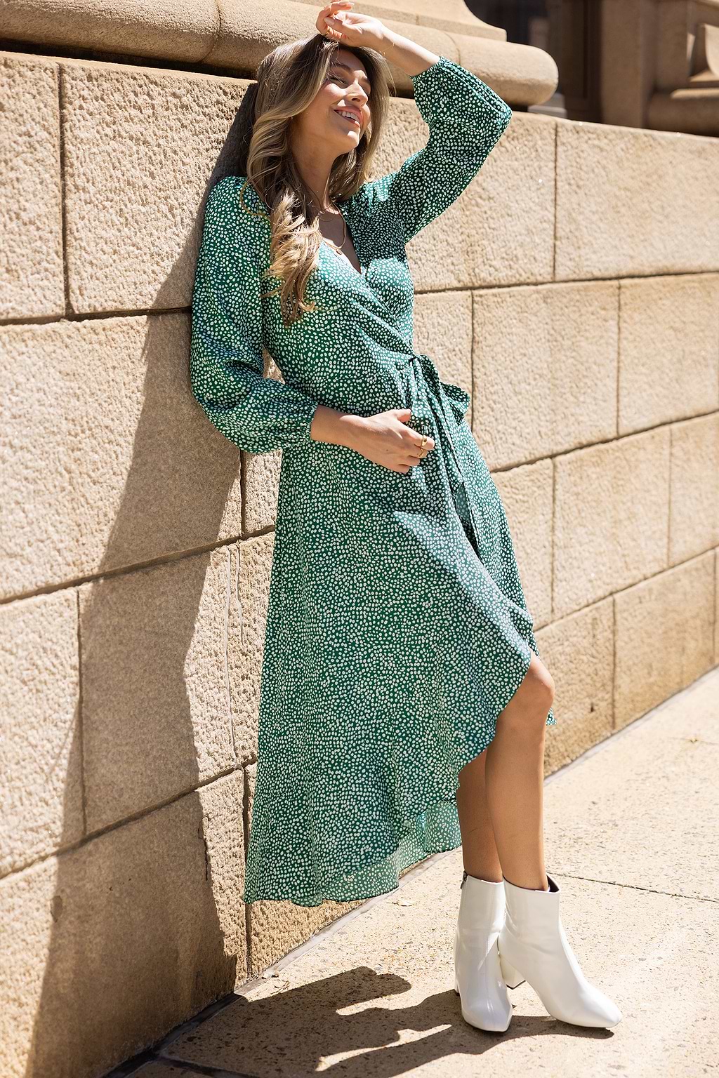 Robe midi à pois à col surplis et lien à la taille