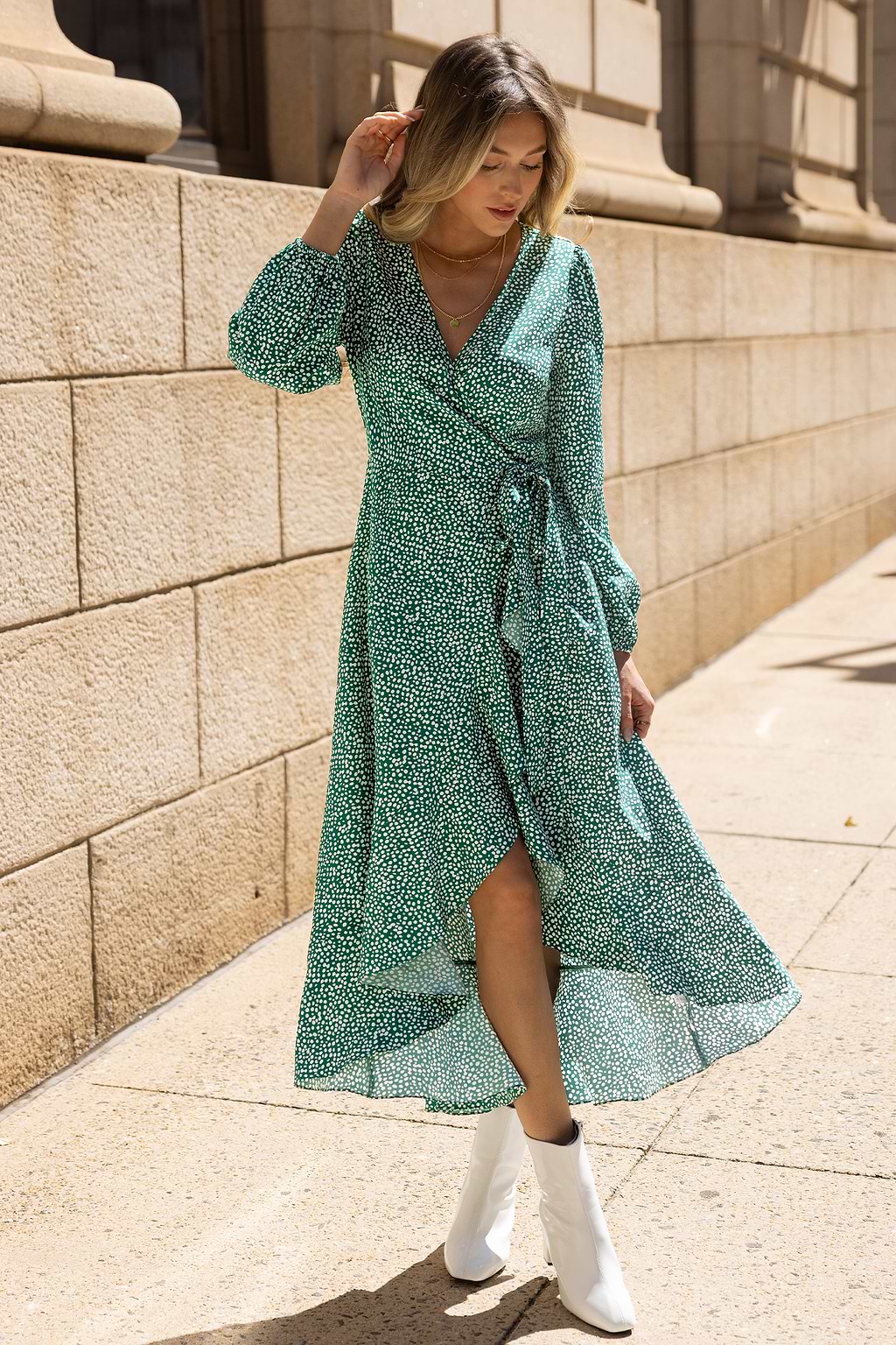 Robe midi à pois à col surplis et lien à la taille