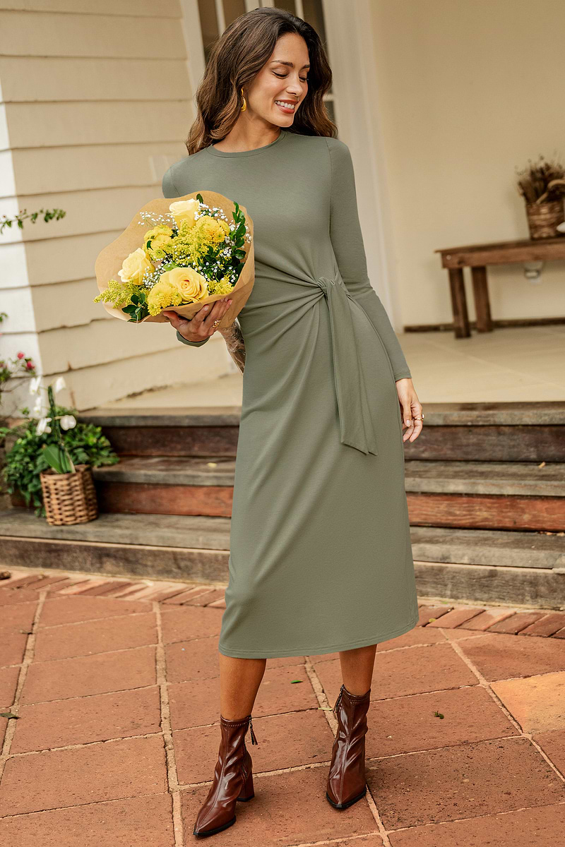 Salbeigrünes Maxi-Strickkleid mit Knotendetail